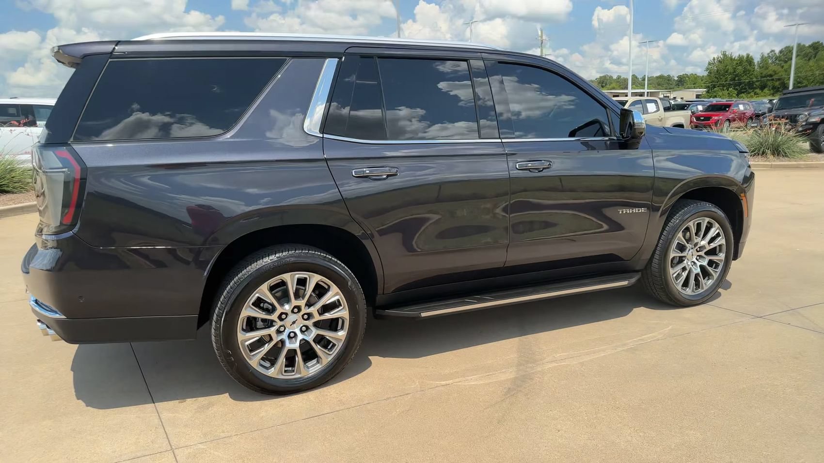 Used 2025 Chevrolet Tahoe Premier AWD/4WD image 9