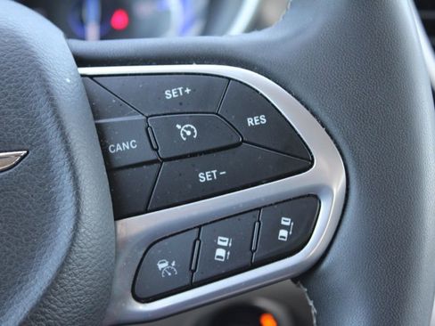 Used 2023 Chrysler Pacifica Touring-L image 31