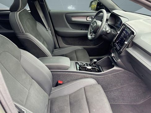 Certified 2023 Volvo XC40 B5 Plus w/ Climate Package image 30