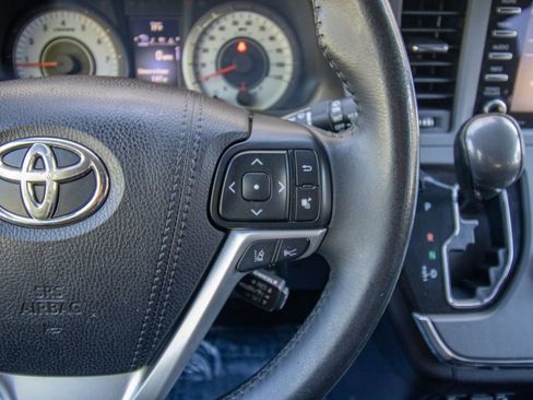 Used 2018 Toyota Sienna SE image 30