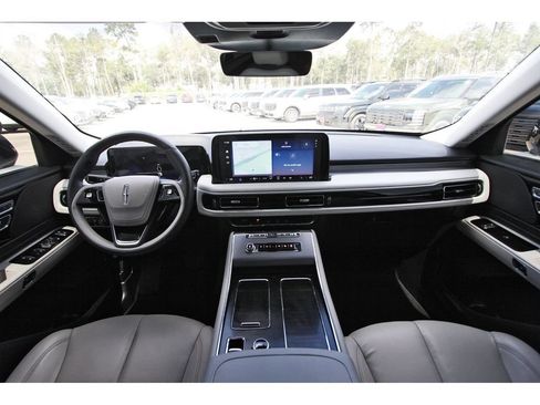 Used 2025 Lincoln Aviator 2WD image 13