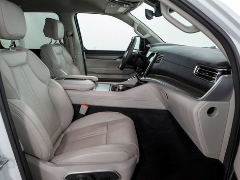 Used 2024 Jeep Wagoneer Series II w/ Flexible Seating Group RWD image 16