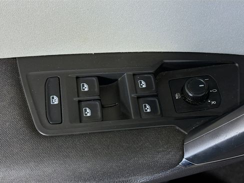 Used 2020 Volkswagen Tiguan S image 23