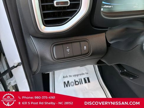 Used 2023 Hyundai Venue SEL image 15