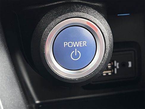 Used 2021 Toyota Venza LE image 19