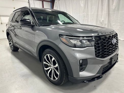 Used 2025 Ford Explorer ST-Line image 1