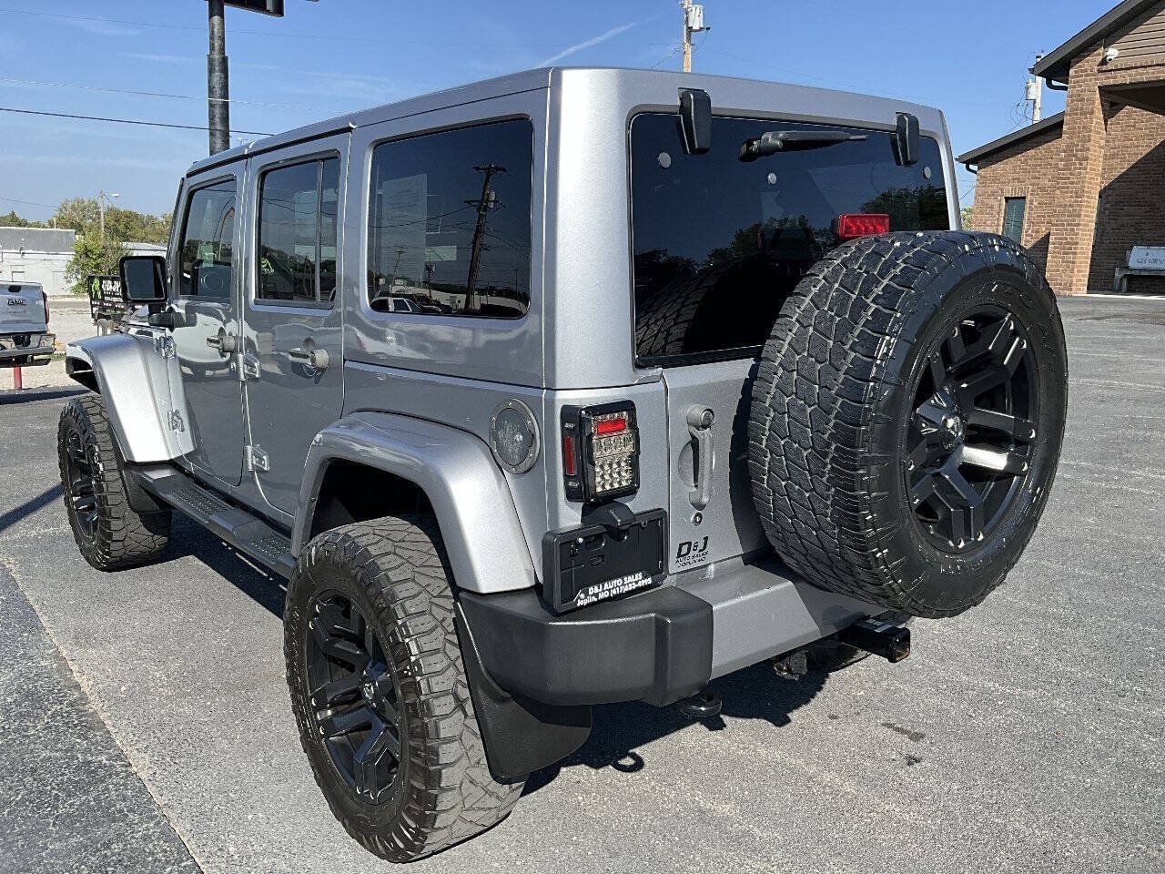 Used 2016 Jeep Wrangler Unlimited Sahara w/ Connectivity Group AWD/4WD image 4