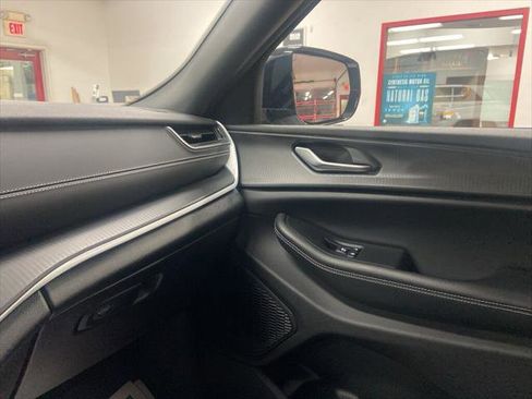 Certified 2024 Jeep Grand Cherokee Altitude image 38