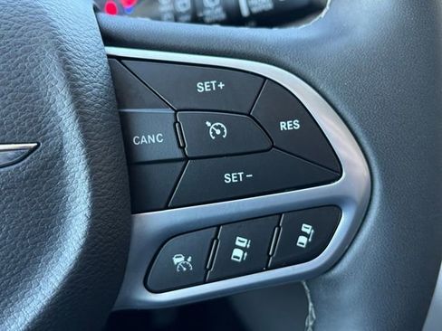 Used 2024 Chrysler Pacifica Select image 6