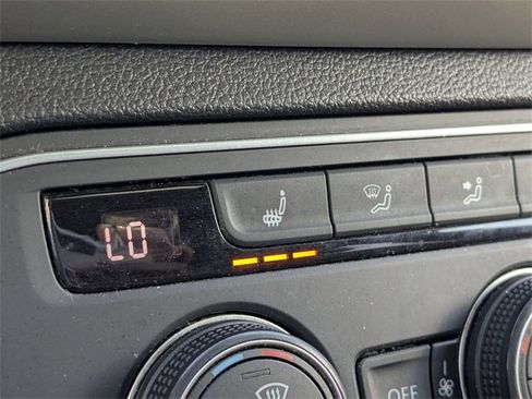 Used 2021 Volkswagen Atlas Cross Sport SE w/ Panoramic Sunroof Package image 21