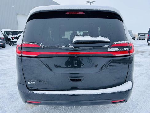 Used 2023 Chrysler Pacifica Touring-L w/ S Appearance Package image 39