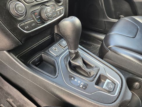 Certified 2019 Jeep Cherokee Latitude Plus w/ Comfort/Convenience Group image 17