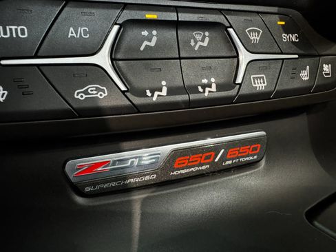 Used 2015 Chevrolet Corvette Z06 w/ 3LZ Preferred Equipment Group RWD image 29