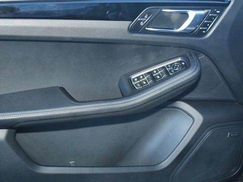 Certified 2025 Porsche Macan Base image 23