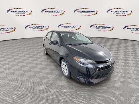 Used 2018 Toyota Corolla LE FWD image 2