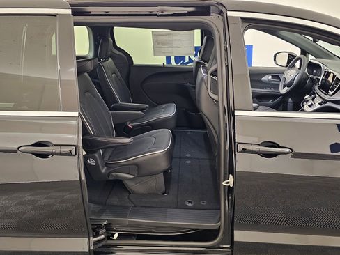 New 2026 Chrysler Pacifica Limited image 31