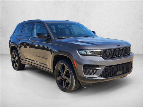Used 2023 Jeep Grand Cherokee Altitude AWD/4WD image 3