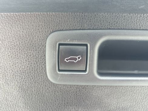 Used 2022 Toyota Highlander XLE AWD/4WD image 9