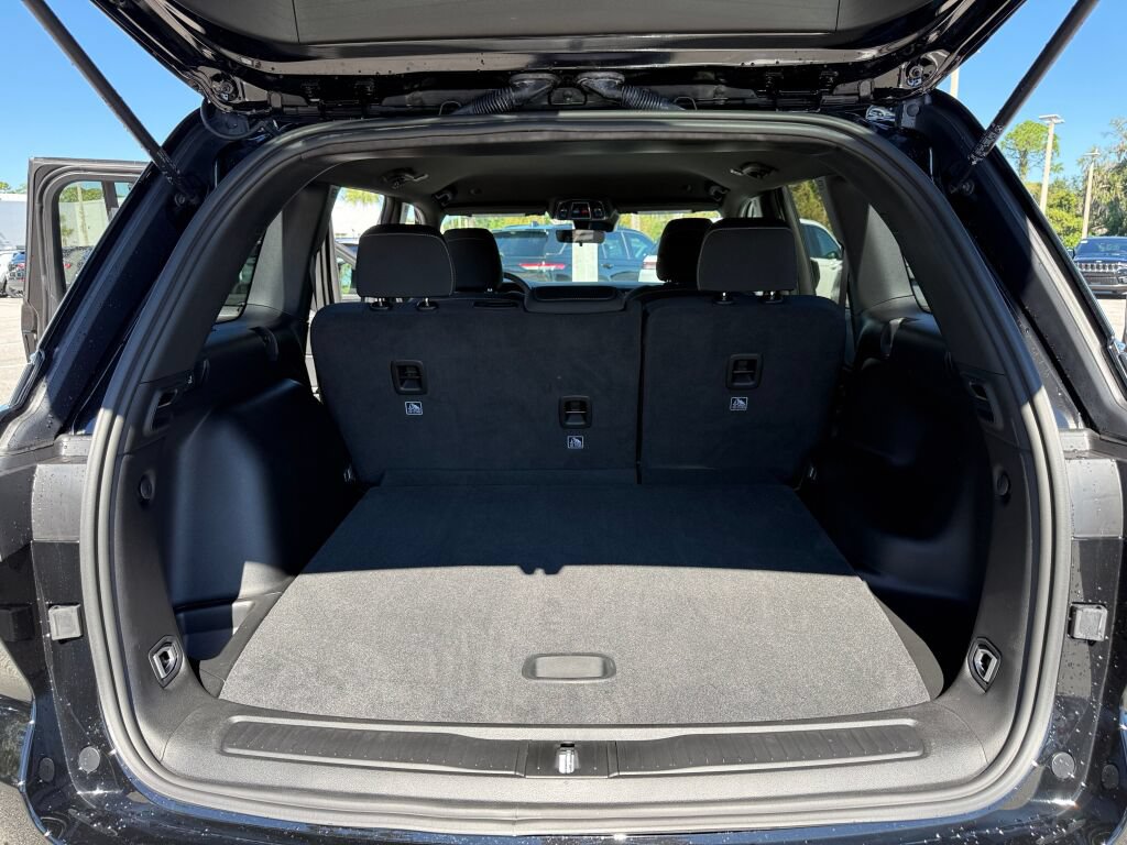 New 2027 Jeep Grand Cherokee Laredo RWD image 32