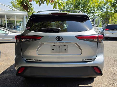 Used 2022 Toyota Highlander XLE AWD/4WD image 4