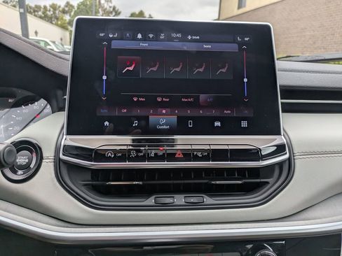 Used 2025 Jeep Compass Limited image 21