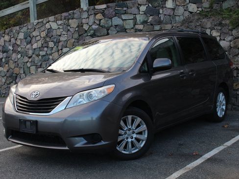 Used 2011 Toyota Sienna LE image 2