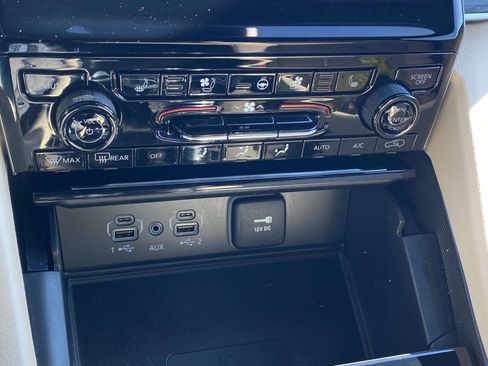 Used 2024 Jeep Grand Cherokee Limited w/ Luxury Tech Group II RWD image 8