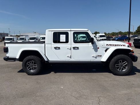 Used 2025 Jeep Gladiator Mojave AWD/4WD image 9