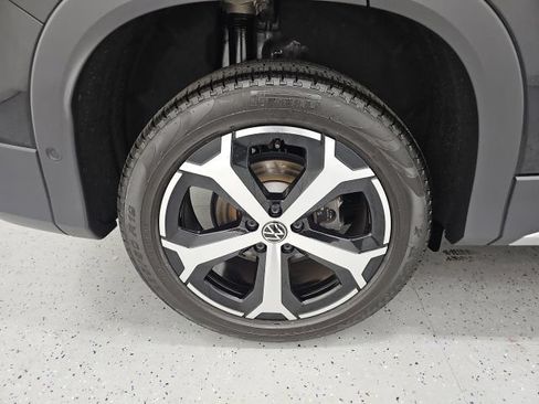 Used 2025 Volkswagen Tiguan SE w/ Panoramic Sunroof Package AWD/4WD image 7