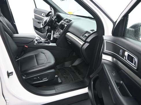 Used 2018 Ford Explorer XLT w/ Equipment Group 202A AWD/4WD image 13