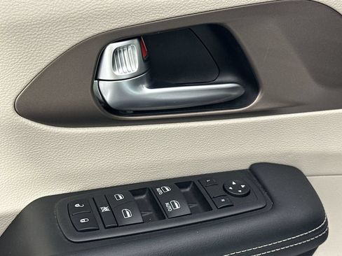 Used 2023 Chrysler Voyager LX FWD image 13