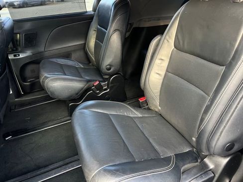 Used 2019 Toyota Sienna SE image 19