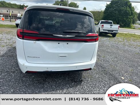 Used 2023 Chrysler Pacifica Touring-L FWD image 4