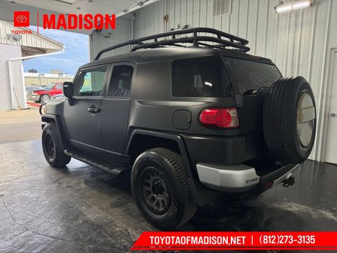 Used 2011 Toyota FJ Cruiser 4WD w/ Upgrade Pkg image 3