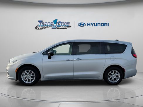 Used 2024 Chrysler Pacifica Touring-L image 5