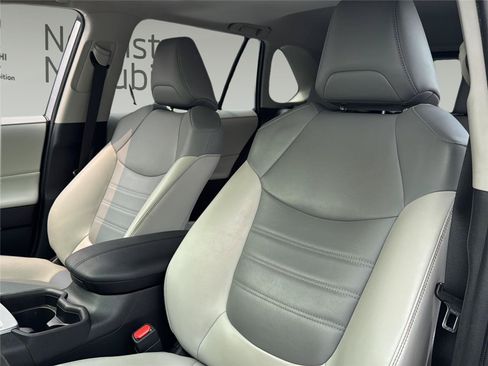 Used 2019 Toyota RAV4 XLE Premium w/ Cold Weather Package AWD/4WD image 18