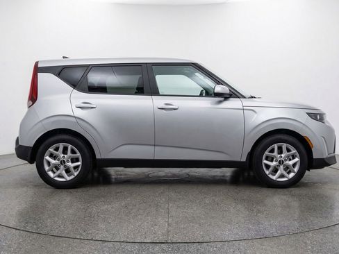 Used 2025 Kia Soul LX w/ LX Technology Package FWD image 11