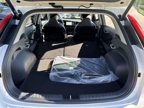 Used 2025 Kia Niro SX Touring image 33