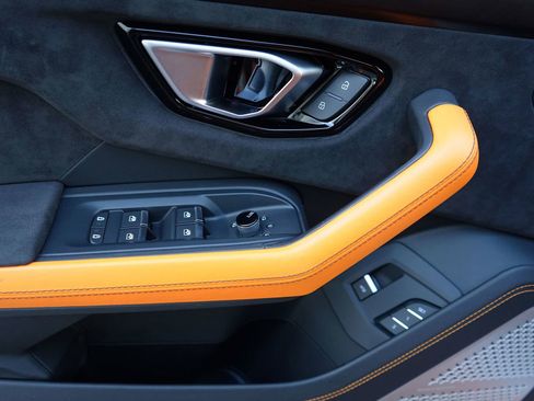 Used 2022 Lamborghini Urus image 9