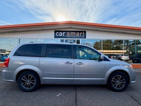 Used 2017 Dodge Grand Caravan SXT image 2