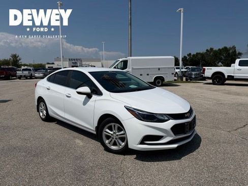 Used 2017 Chevrolet Cruze LT w/ Convenience Package FWD image 1