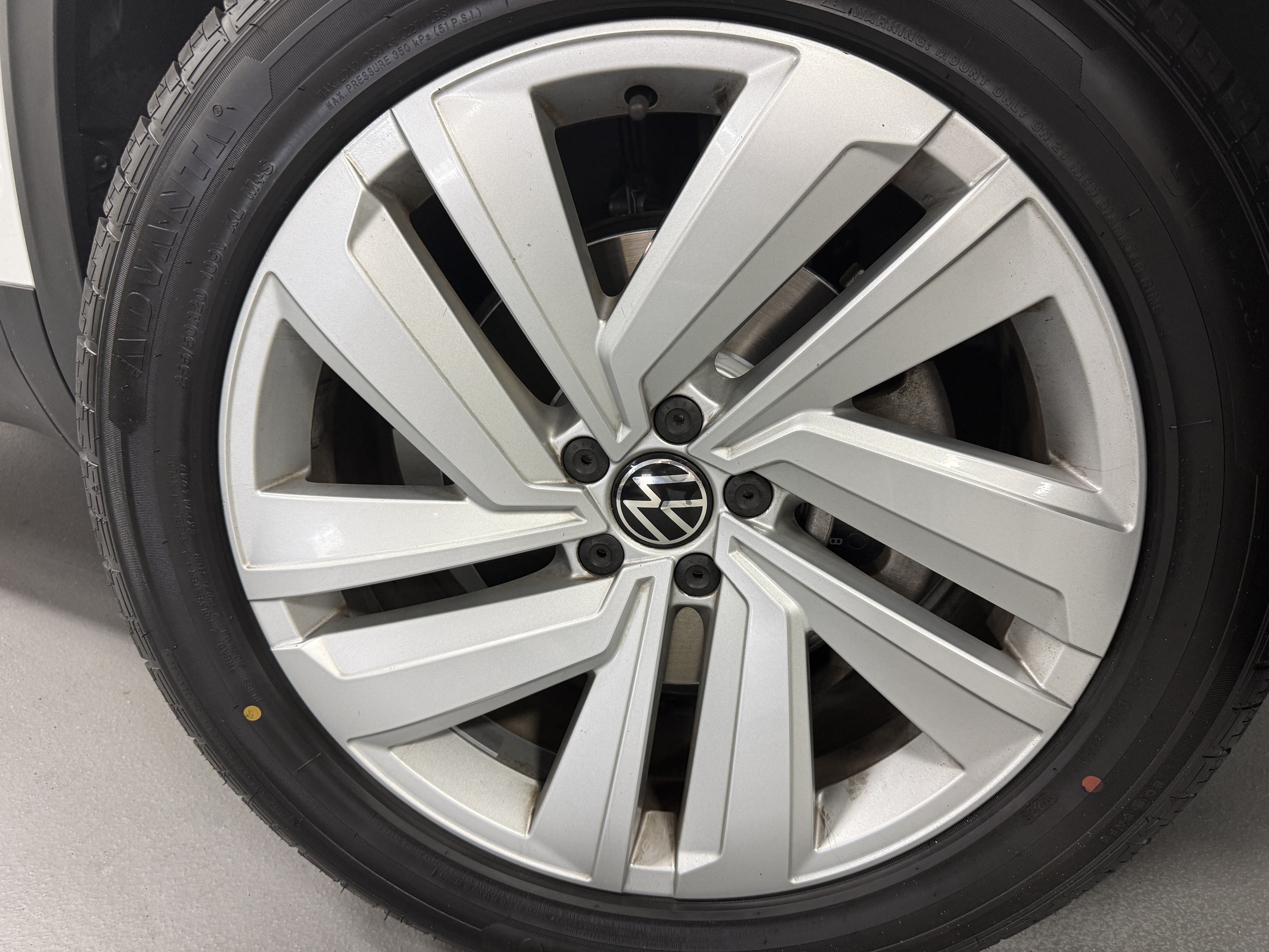 Certified 2020 Volkswagen Atlas Cross Sport SE w/ Panoramic Sunroof Package AWD/4WD image 25
