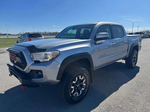 Used 2018 Toyota Tacoma TRD Off-Road w/ Technology Package image 3