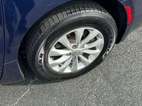 Used 2017 Chrysler Pacifica Touring-L FWD image 27