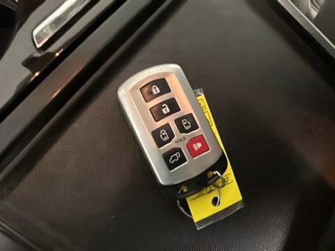 Used 2019 Toyota Sienna XLE FWD image 20