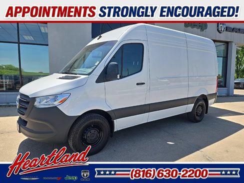 Used 2025 Mercedes-Benz Sprinter 2500 image 3