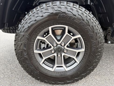 Used 2025 Jeep Gladiator Mojave AWD/4WD image 28