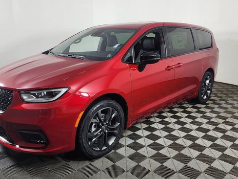 New 2026 Chrysler Pacifica Select image 3