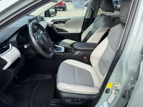 Used 2022 Toyota RAV4 XLE Premium image 10