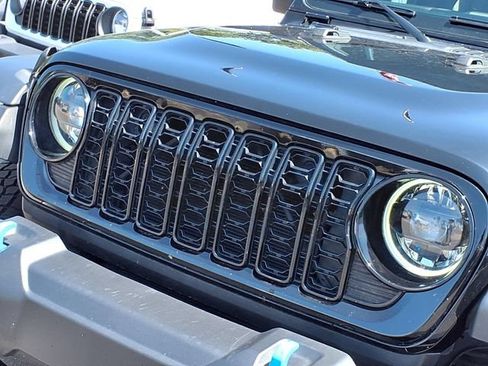Used 2024 Jeep Wrangler Unlimited AWD/4WD image 28